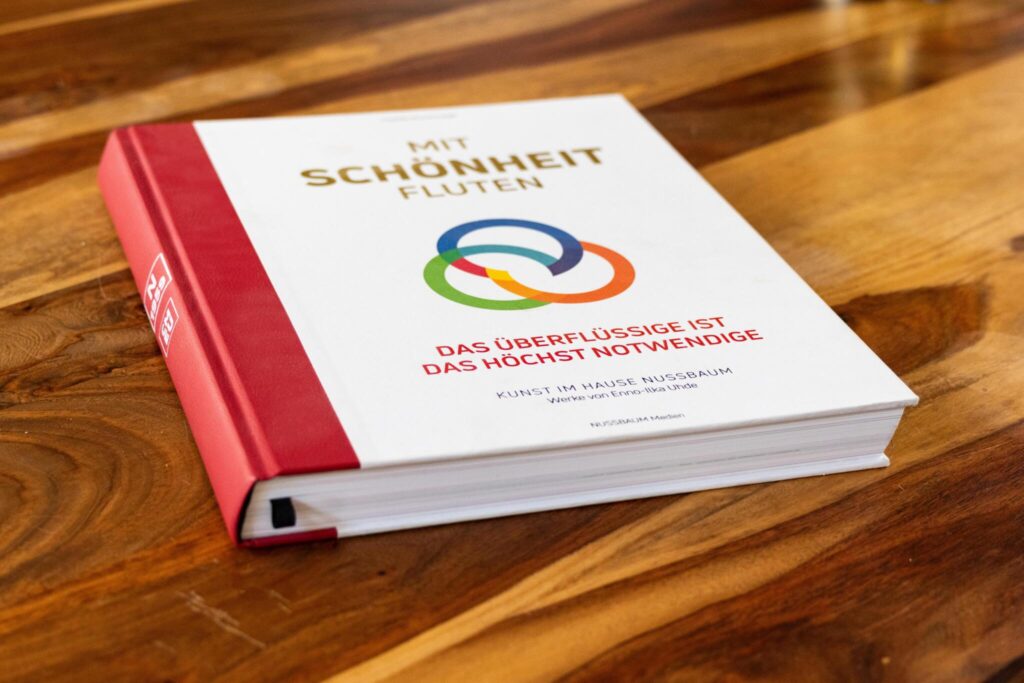 Buchcover des Corporate Books "Mit Schönheit Fluten" für Nussbaum Medien, gestaltet im Rahmen eines hochwertigen Editorial-Design-Projekts.