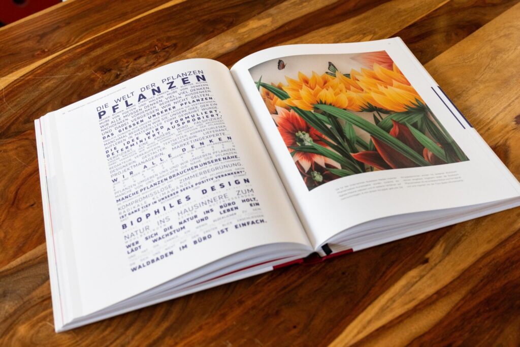 Geöffnetes Corporate Book "Mit Schönheit fluten" mit hochwertigem Editorial Design und großzügigem Layout.