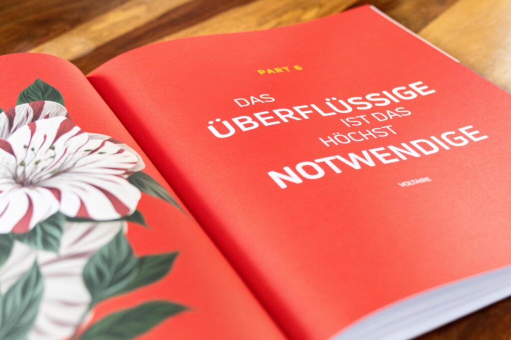 Kapitelaufmacher des Corporate Books mit modernem Editorial Design und illustrativen Blumen.