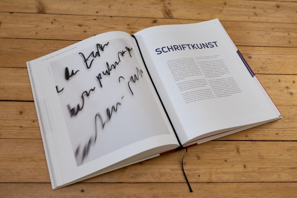 Detailaufnahme eines Kunstwerkes im Corporate Book mit Typografie,